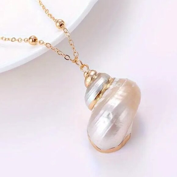 Beautiful Glossy white Shell Electroplated Golden Edge Pendant Fashion Necklace - Picture 2 of 2